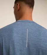 Remera deportiva de manga corta con cuello redondo, confeccionada en tejido técnico con tecnología Dry para mayor transpirabilidad y evaporación del sudor. Presenta un diseño básico con detalles reflectantes.