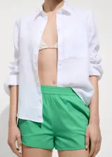 Short de corte recto con cintura elástica y dos bolsillos delanteros, confeccionado en tejido mezcla de algodón.