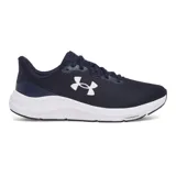 Championes de running Under Armour modelo Charged Pursuit 4, color azul marino con logo blanco en el lateral y entresuela blanca con tecnología Charged Cushioning. Presentan una parte superior de malla transpirable y diseño ergonómico para mayor comodidad y respuesta.