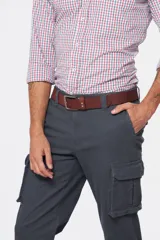 Pantalón cargo azul marino, de corte recto, con bolsillos laterales con solapa y bolsillos delanteros clásicos.
