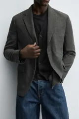 Blazer slim fit de estructura con diseño de pata de gallo, cuello con solapas de muesca, manga larga con botones en puños, bolsillos de solapa en cadera y cierre frontal con botones.