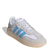 Championes urbanos Adidas modelo Barreda Decode, con diseño retro. Presentan una base de nylon blanco con superposiciones de gamuza gris claro, icónicas tres tiras laterales en color celeste y suela de goma translúcida con acabado amarillento.