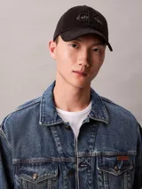 Gorra de béisbol Calvin Klein de color negro, con visera curva y cierre ajustable en la parte trasera. Presenta el logo de la marca bordado en el frente con un diseño de monograma a capas.