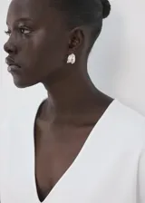 Camiseta blanca de algodón con cuello en V y mangas cortas de diseño holgado.