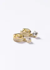 Aros abridores tipo argolla de plata 925 con baño en oro de 18k, pavé de zirconias y dije colgante de piedra zirconia redonda.