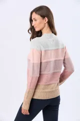 Buzo tejido de punto con diseño de rayas horizontales en tonos gris, rosa, malva y beige. Presenta cuello redondo, mangas largas y puños acanalados, con una pequeña etiqueta de cuero sintético en el ruedo.