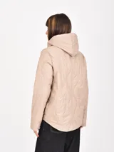 Campera negra con capucha, diseño acolchado con costuras decorativas, cierre frontal y bolsillos delanteros.