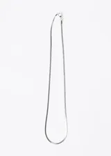 Cadena plateada de acero quirúrgico con eslabones tipo serpiente de 2mm de ancho y 45cm de largo.