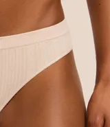 Bombacha tipo bikini de la marca Lov, confeccionada en tejido seamless de poliamida y elastano. Presenta un diseño básico y minimalista, ideal para el uso diario por su comodidad y suavidad al tacto.
