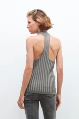 Top gris de tejido de punto con lurex, cuello halter y diseño a rayas verticales.