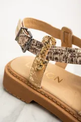 Sandalias con plataforma color suela, tiras cruzadas en cuero color dorado, rosa y animal print.