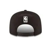 Gorra New Era tipo snapback modelo 9Fifty, color negro, con visera plana y el logo bordado del equipo Miami Heat en el frente.