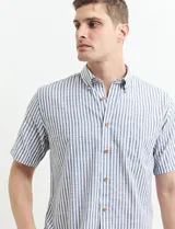 Camisa de manga corta a rayas verticales celestes y blancas, con cuello abotonado y corte clásico.