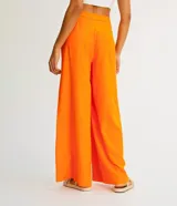 Pantalón modelo pantalona de corte amplio, confeccionado en una mezcla de viscosa y lino. Presenta cintura con botón, cierre de cremallera y bolsillos laterales.