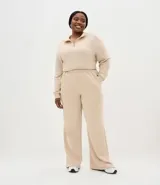 Pantalón de corte wide leg en color beige, con cintura elástica, bolsillos laterales y abertura en el ruedo. Confeccionado en tejido de algodón y poliéster con caída amplia.