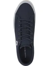 Zapatillas de corte bajo Tommy Hilfiger, confeccionadas en mezcla de poliéster reciclado color azul marino. Presentan cierre con cordones, monograma TH bordado en el lateral y suela de caucho vulcanizado en tono traslúcido a contraste.