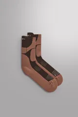 Pack de dos pares de medias deportivas de caña media, en combinación de tonos marrón y tostado con diseño geométrico y líneas reflectantes en el empeine.