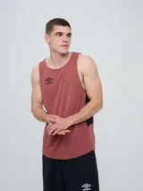Musculosa deportiva Umbro modelo Lume, color azul marino, con cuello redondo y logo blanco impreso en el pecho.