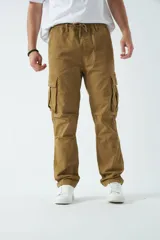 Pantalón cargo color marrón, de corte regular, con bolsillos cargo en las piernas y puños rectos.