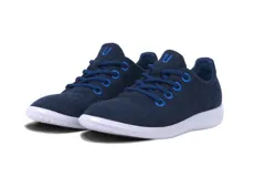 Zapatilla de diseño minimalista confeccionada en lana merino, con cordones al tono y suela de EVA. Presenta un estilo atemporal y versátil, ideal para uso diario.