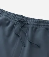 Pantalón jogger deportivo de hombre en color azul, con cintura elástica ajustable con cordón, bolsillos laterales con cierre de cremallera y bajo ajustado con puño elastizado.