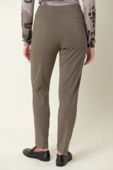 Pantalón recto gris oscuro, de algodón y spandex, sin cierre y con falsos bolsillos con pespunte.