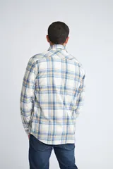 Camisa de viyela a cuadros color ladrillo, azul y blanco, de corte slim fit, manga larga, con bolsillo en el pecho y logo bordado.