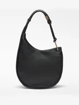 Bolso tipo hobo de color negro con textura grano, confeccionado en poliéster con recubrimiento. Presenta un asa de hombro tubular con pieza metálica dorada y cierre magnético. Incluye un bolsillo interior con cierre de cremallera.