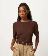 Blusa de manga corta color marrón oscuro, con cuello redondo y diseño de corte regular, confeccionada en tejido texturizado.