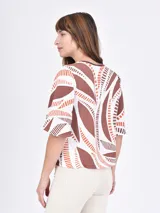 Blusa de mangas cortas con volados, color beige con estampado de líneas onduladas blancas.