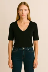 Remera básica de algodón color negro, con escote en V y mangas cortas.