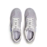 Championes Merrell modelo Relay Fly Vent Se, en color lila. Presentan un diseño moderno con paneles de gamuza y material sintético, cordones blancos y una suela texturizada distintiva en tonos azulados y crema.