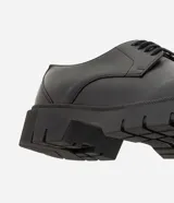 Zapato derby negro de poliuretano para hombre, con diseño robusto, puntera redondeada, cordones y suela tractorada.