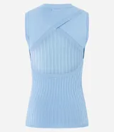 Musculosa de viscosa con textura acanalada, cuello redondo y abertura cruzada en la espalda.