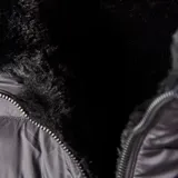 Campera de piel sintética negra, con cuello alto y cierre frontal. Diseño corto y holgado con acabado suave.