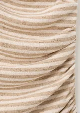 Camiseta sin mangas con cuello bote y diseño a rayas horizontales en tonos beige y blanco.