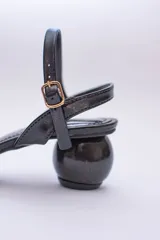 Sandalia dorada metalizada con tiras finas y taco bolita.