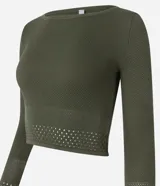 Blusa corta de punto color blanco, con escote barco, mangas largas y textura perforada en el bajo.