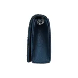 Cartera de fiesta tipo sobre en color azul marino, completamente cubierta de pedrería brillante. Cuenta con una estructura rígida y un diseño elegante ideal para eventos nocturnos.