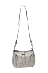 Bandolera plateada con correa larga y varios cierres.