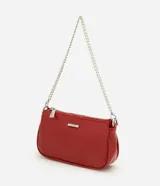 Cartera tipo baguette pequeña Satinato, confeccionada en PU color marfil, de formato alargado y estructura maleable. Cuenta con cierre superior de cremallera, placa frontal aplicada con el logo de la marca y asa de cadena doble metálica en tono plateado que permite llevarla al hombro o cruzada.