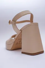 Sandalias rojas de cuero con plataforma y taco cuadrado.