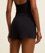 Short corto blanco de crepé con cintura elástica, cordón ajustable con punteras doradas y ruedo redondeado, diseñado como salida de playa por Bossa Nossa.
