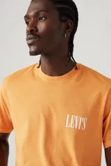 Remera color naranja con logo de Levi's estampado en blanco en el pecho.