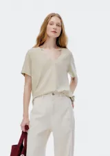 Camiseta de manga corta con cuello en V, color gris azulado, con efecto ligeramente desgastado.