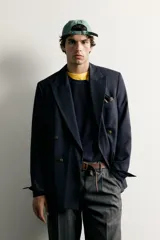 Blazer cruzada Zara para hombre, corte relaxed fit, de color azul marino con botones dorados metálicos. Presenta cuello con solapas de pico, bolsillos con solapa en la cadera y bolsillo de vivo en el pecho.
