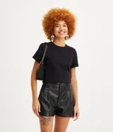 Remera t-shirt negra de media malla con cuello redondo y mangas cortas dobladas.