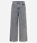Pantalón de jean gris de tiro bajo y corte amplio, sin pretina, con cierre tradicional y bolsillos.