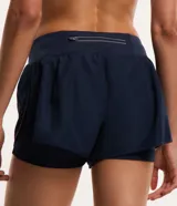 Bermuda deportiva tipo runner de microfibra color azul marino, con cintura elástica, bolsillo con cierre y diseño holgado con bajo redondeado.