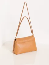 Cartera bandolera de cuero color caramelo, con cierre de candado dorado, doble correa de hombro y forro interior de poliéster con dos divisiones.